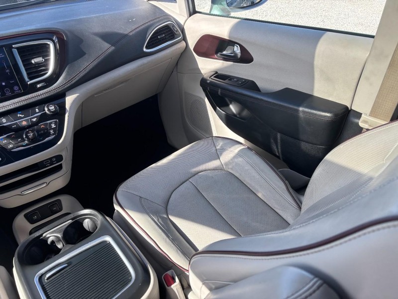 Chrysler Pacifica Vehicle Full-screen Gallery Image 16