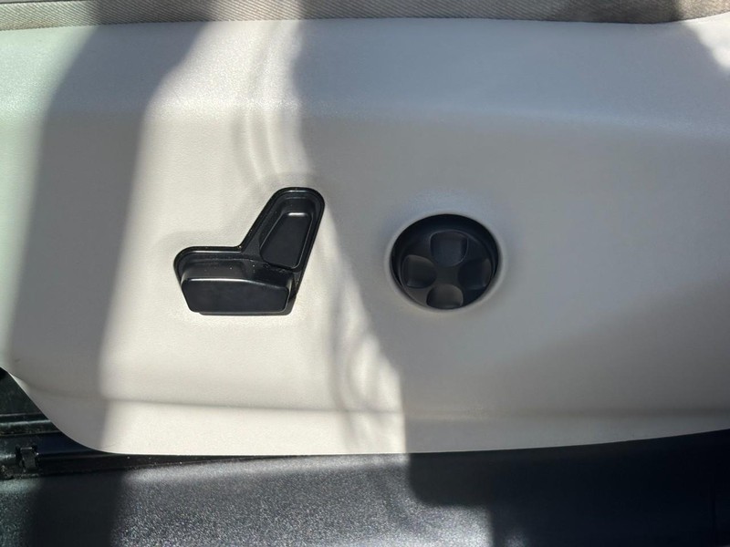 Chrysler Pacifica Vehicle Full-screen Gallery Image 17