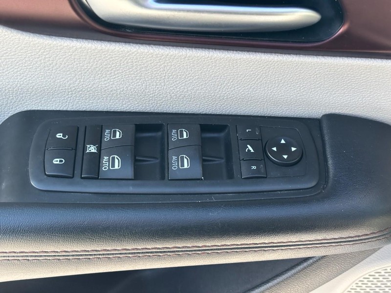 Chrysler Pacifica Vehicle Full-screen Gallery Image 18