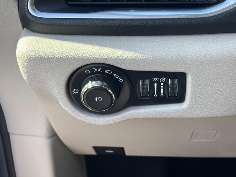 Chrysler Pacifica Vehicle Full-screen Gallery Image 19