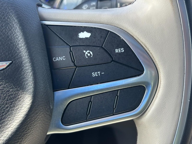 Chrysler Pacifica Vehicle Full-screen Gallery Image 22