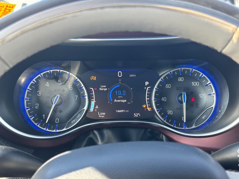 Chrysler Pacifica Vehicle Full-screen Gallery Image 23