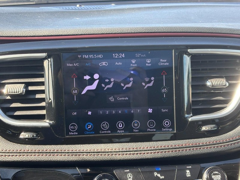 Chrysler Pacifica Vehicle Full-screen Gallery Image 24