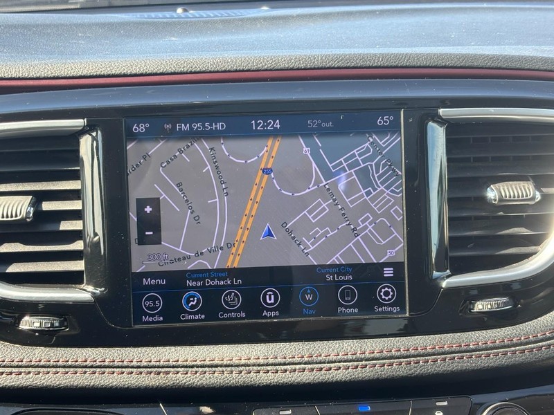 Chrysler Pacifica Vehicle Full-screen Gallery Image 25