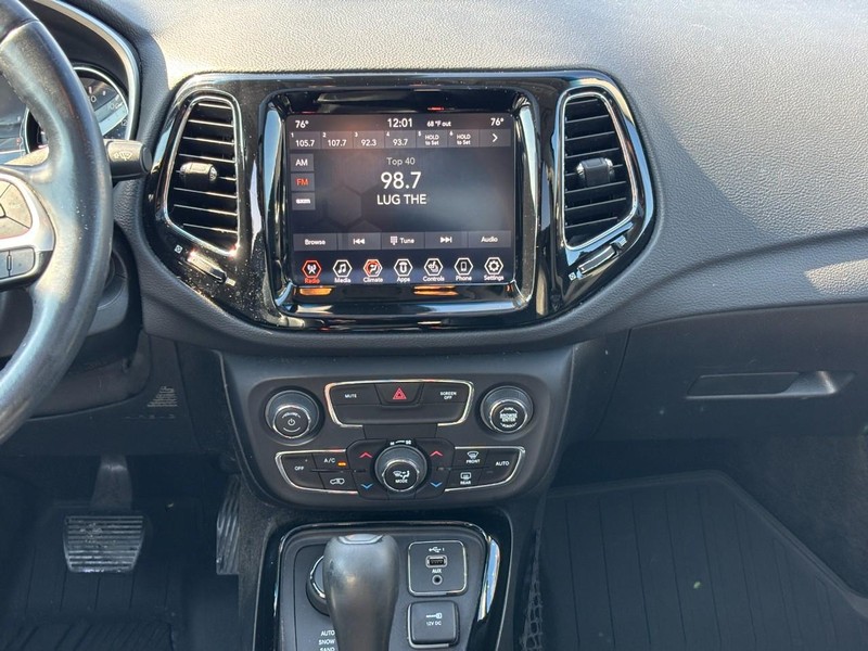 Jeep Compass Vehicle Image 15