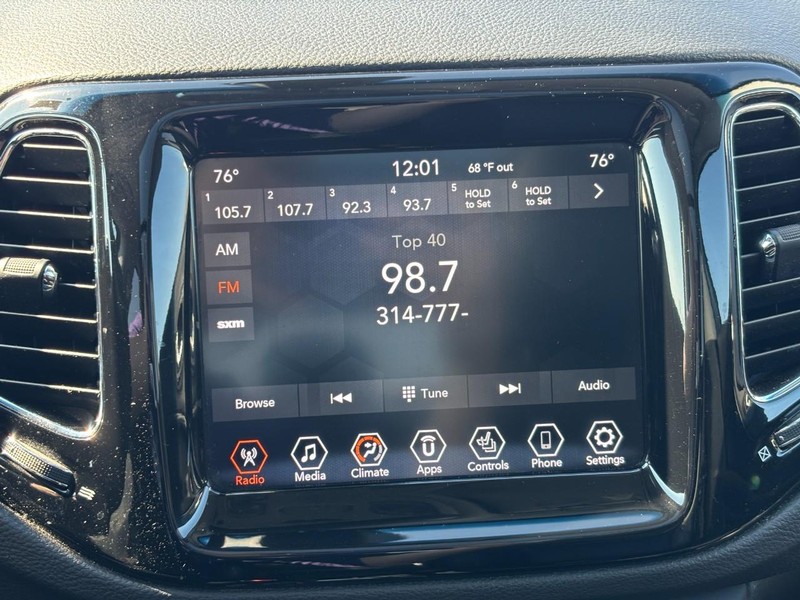 Jeep Compass Vehicle Image 24