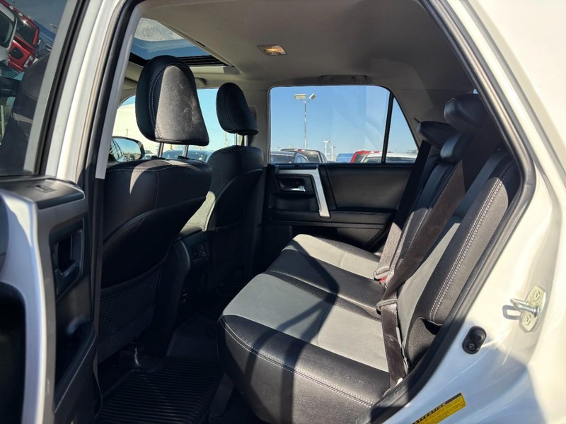 Toyota 4Runner Vehicle Full-screen Gallery Image 12