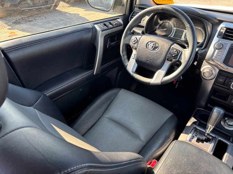 Toyota 4Runner Vehicle Full-screen Gallery Image 13