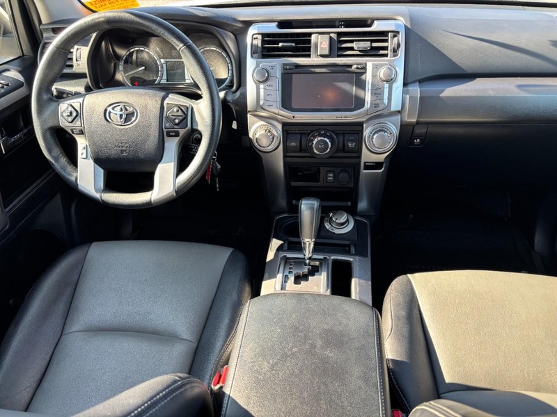 Toyota 4Runner Vehicle Full-screen Gallery Image 14