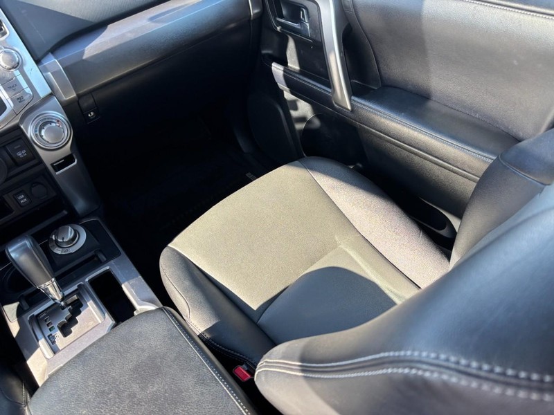 Toyota 4Runner Vehicle Full-screen Gallery Image 15