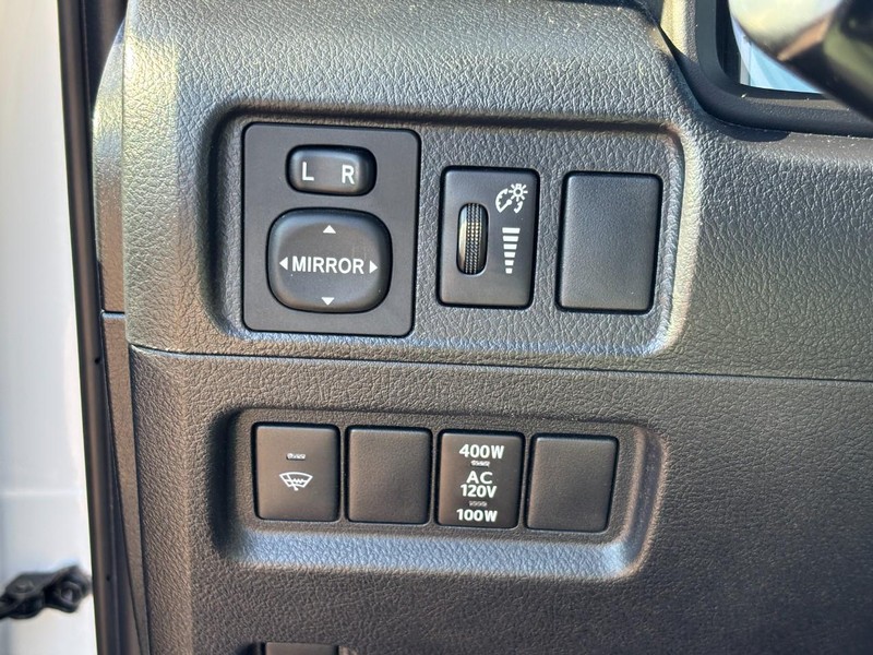 Toyota 4Runner Vehicle Full-screen Gallery Image 18