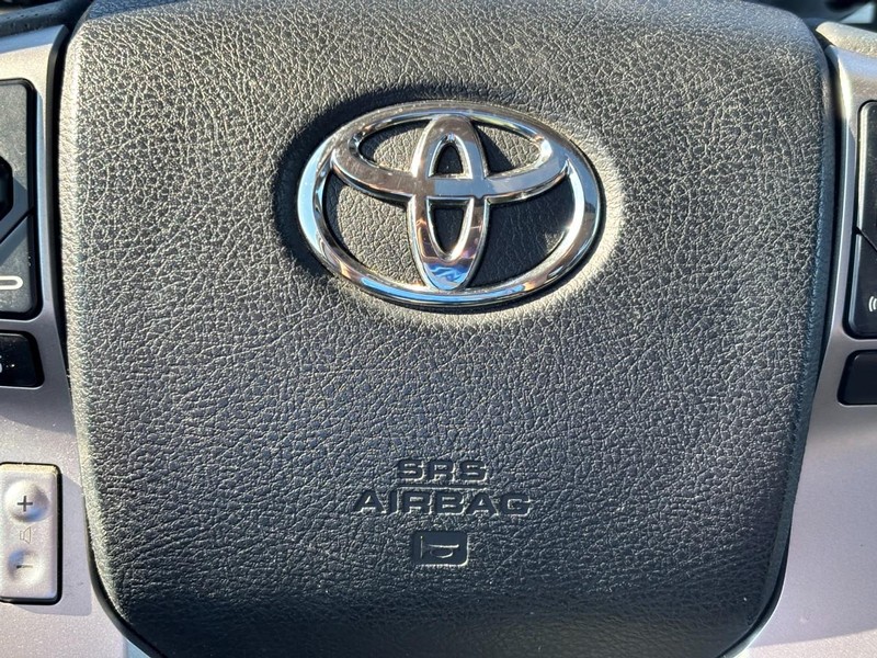 Toyota 4Runner Vehicle Full-screen Gallery Image 20