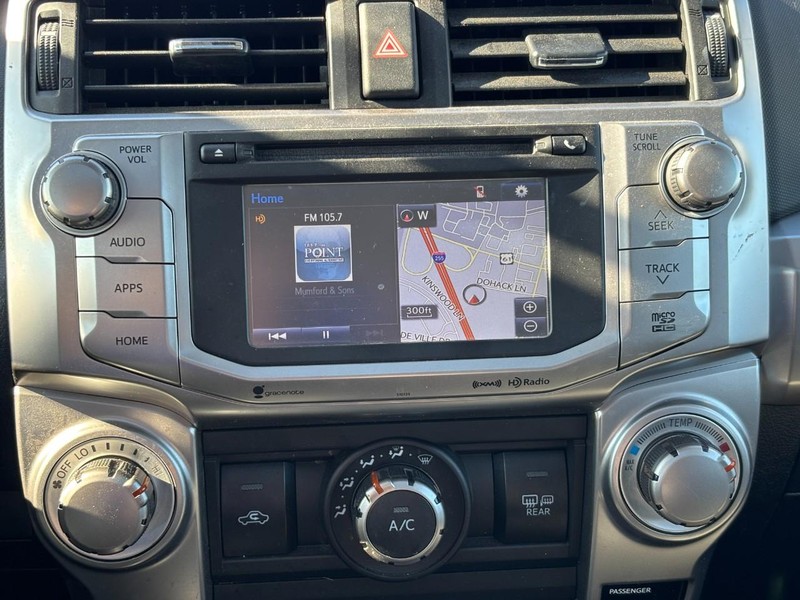 Toyota 4Runner Vehicle Full-screen Gallery Image 23