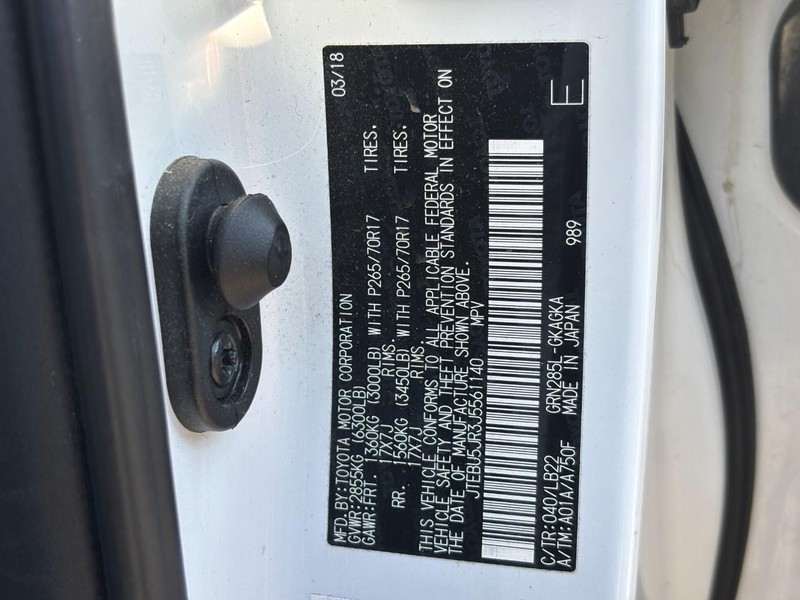 Toyota 4Runner Vehicle Full-screen Gallery Image 25