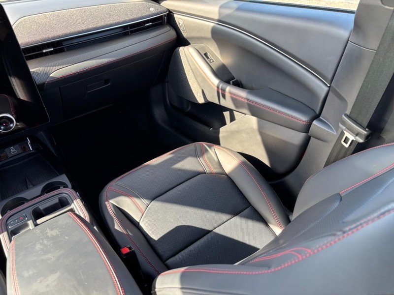 Ford Mustang Mach-E Vehicle Full-screen Gallery Image 15