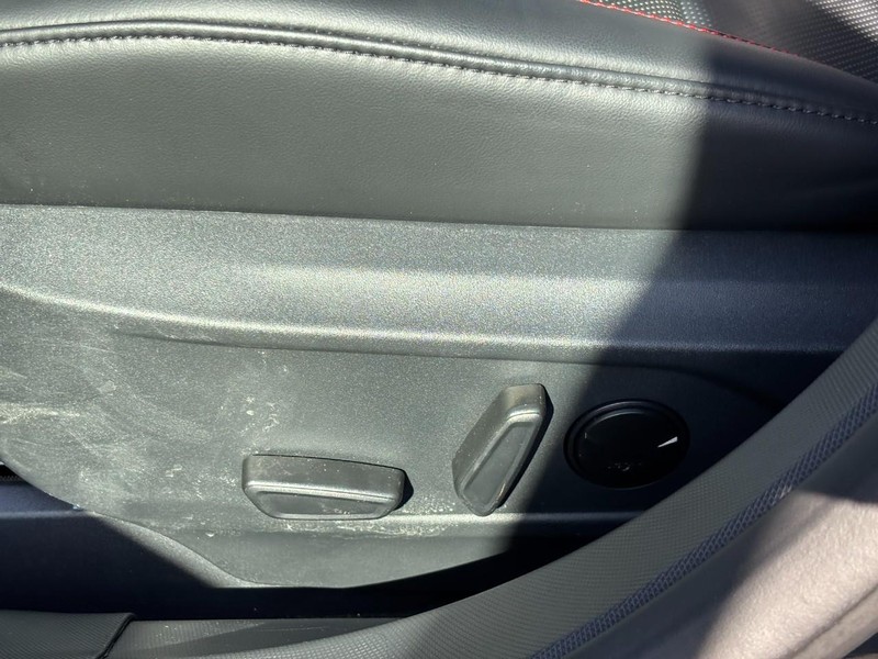 Ford Mustang Mach-E Vehicle Full-screen Gallery Image 16