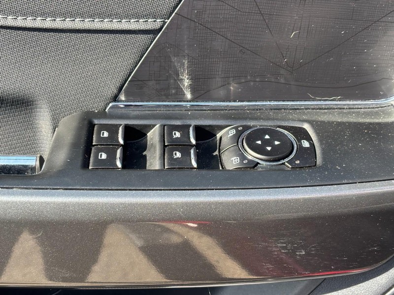 Ford F-150 Vehicle Full-screen Gallery Image 17