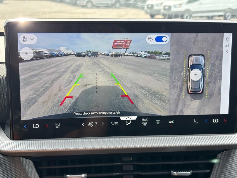 Ford Explorer Vehicle Full-screen Gallery Image 26