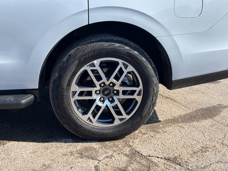 Ford Expedition Vehicle Full-screen Gallery Image 11