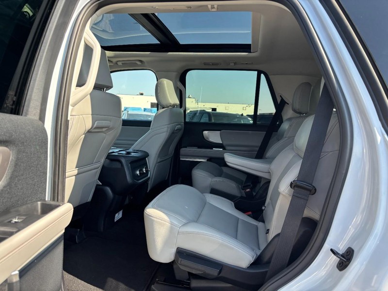 Ford Expedition Vehicle Full-screen Gallery Image 13