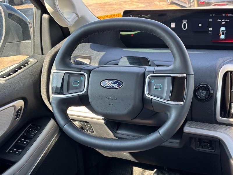 Ford Expedition Vehicle Full-screen Gallery Image 15