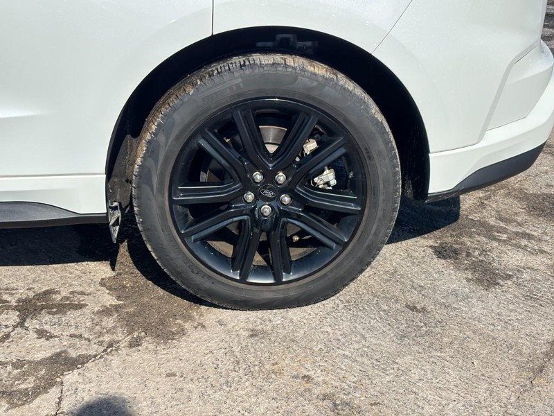 Ford Edge Vehicle Full-screen Gallery Image 11