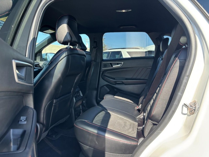 Ford Edge Vehicle Full-screen Gallery Image 12