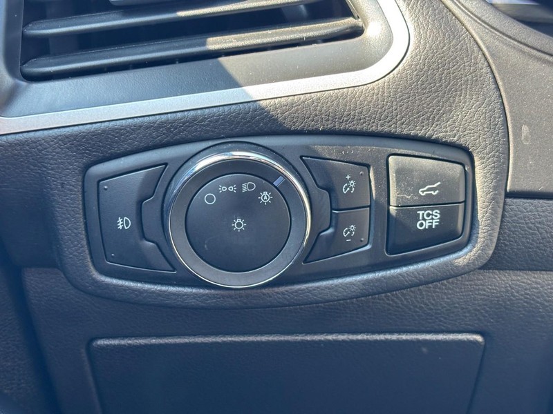 Ford Edge Vehicle Full-screen Gallery Image 18