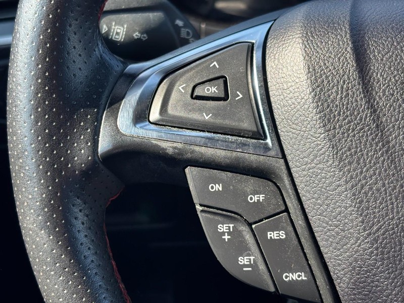 Ford Edge Vehicle Full-screen Gallery Image 19