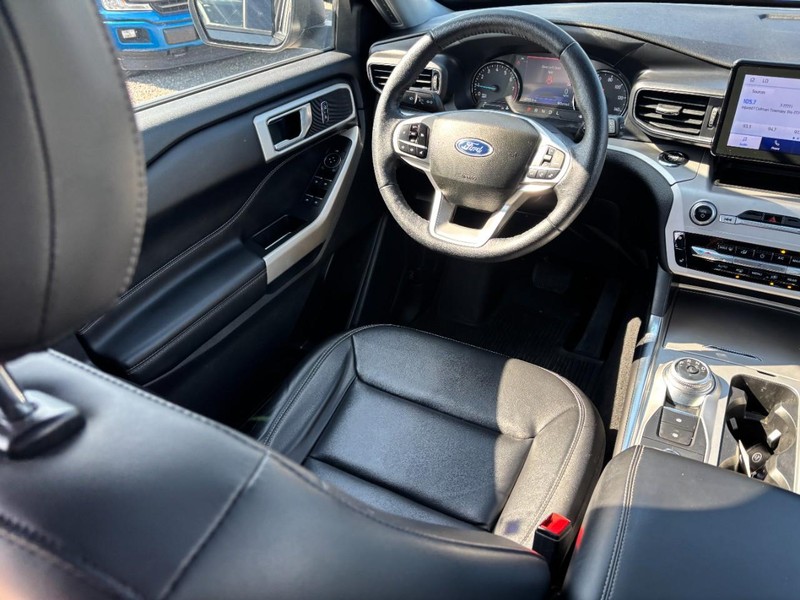 Ford Explorer Vehicle Full-screen Gallery Image 14