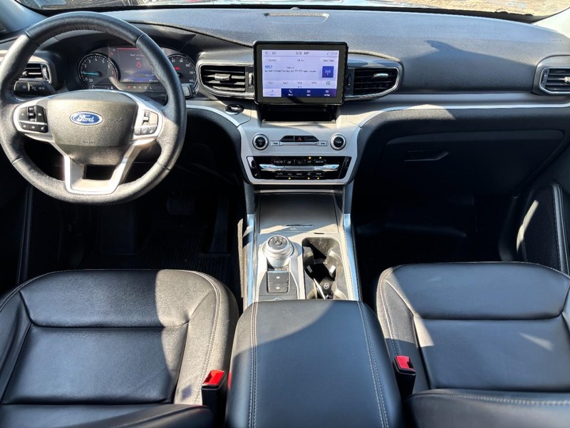 Ford Explorer Vehicle Full-screen Gallery Image 15