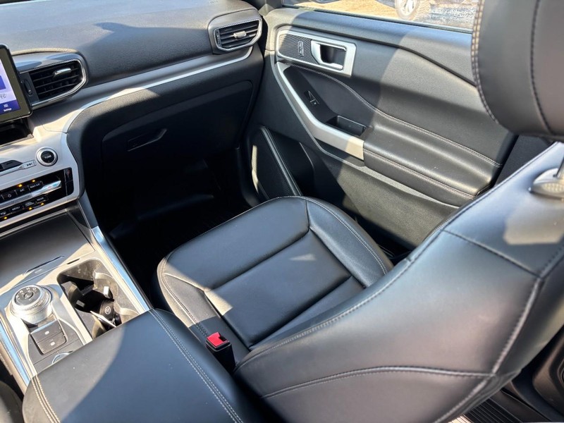 Ford Explorer Vehicle Full-screen Gallery Image 16