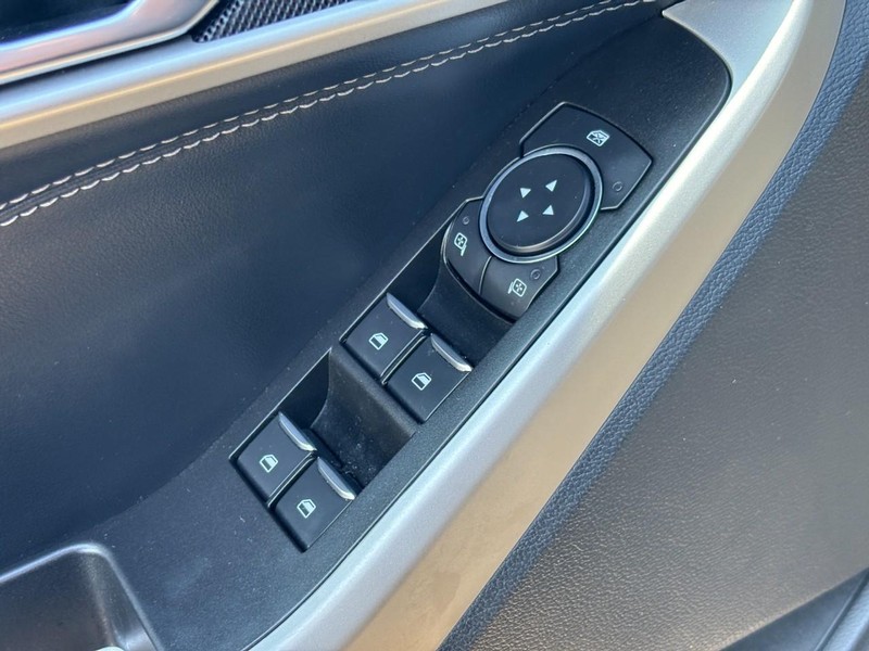 Ford Explorer Vehicle Full-screen Gallery Image 18