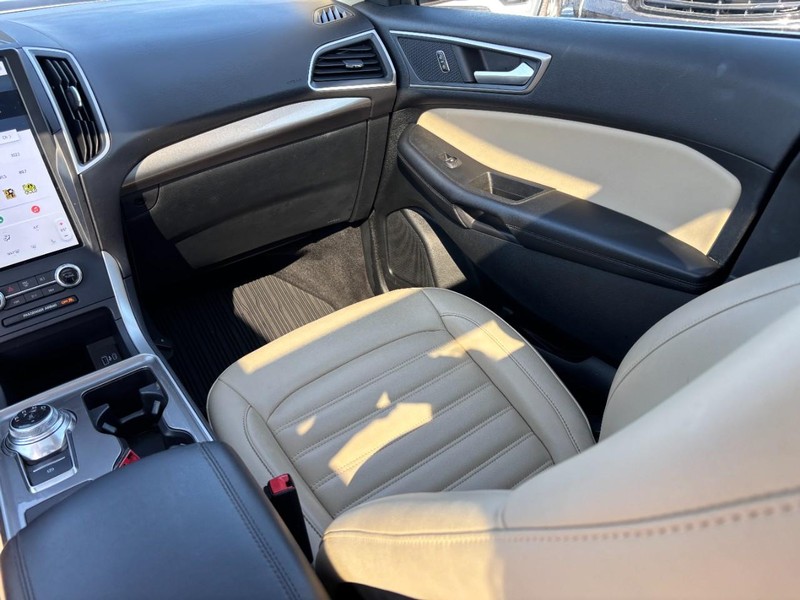 Ford Edge Vehicle Full-screen Gallery Image 15