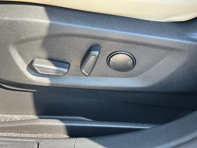 Ford Edge Vehicle Full-screen Gallery Image 16