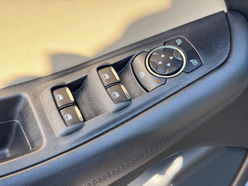 Ford Edge Vehicle Full-screen Gallery Image 17