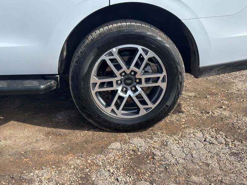 Ford Expedition Vehicle Full-screen Gallery Image 11