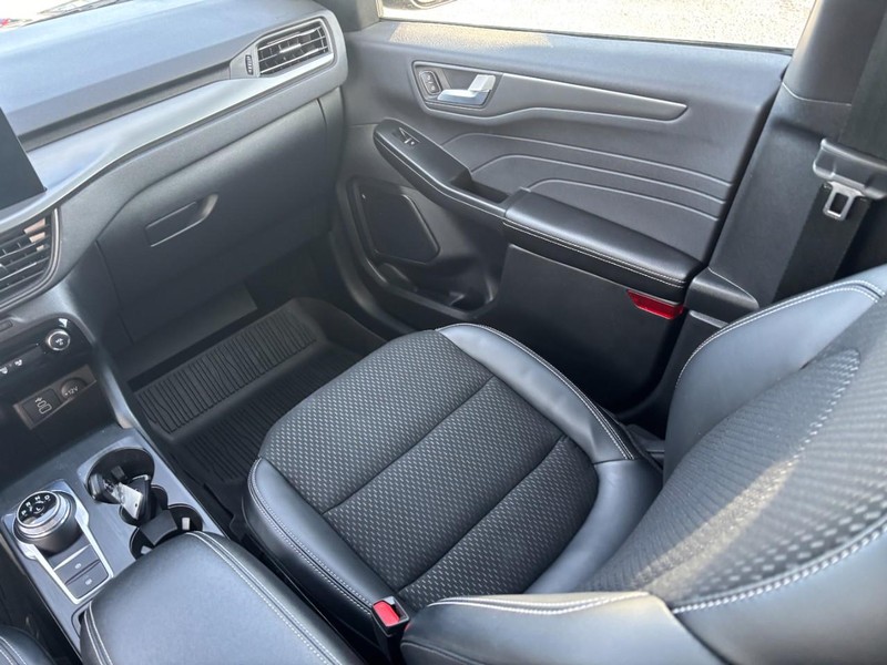 Ford Escape Vehicle Full-screen Gallery Image 15