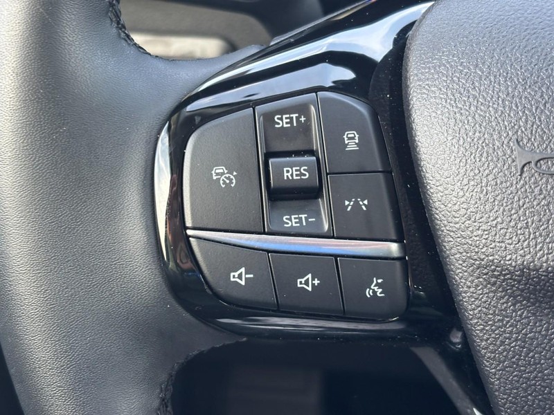 Ford Escape Vehicle Full-screen Gallery Image 18