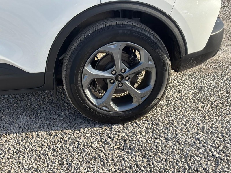 Ford Escape Vehicle Full-screen Gallery Image 11