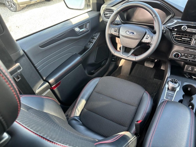 Ford Escape Vehicle Full-screen Gallery Image 13