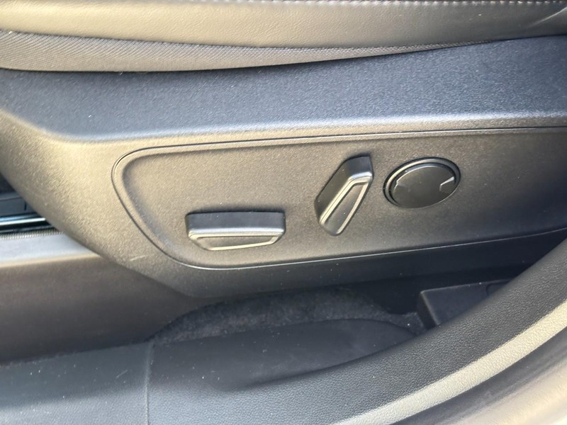 Ford Escape Vehicle Full-screen Gallery Image 16