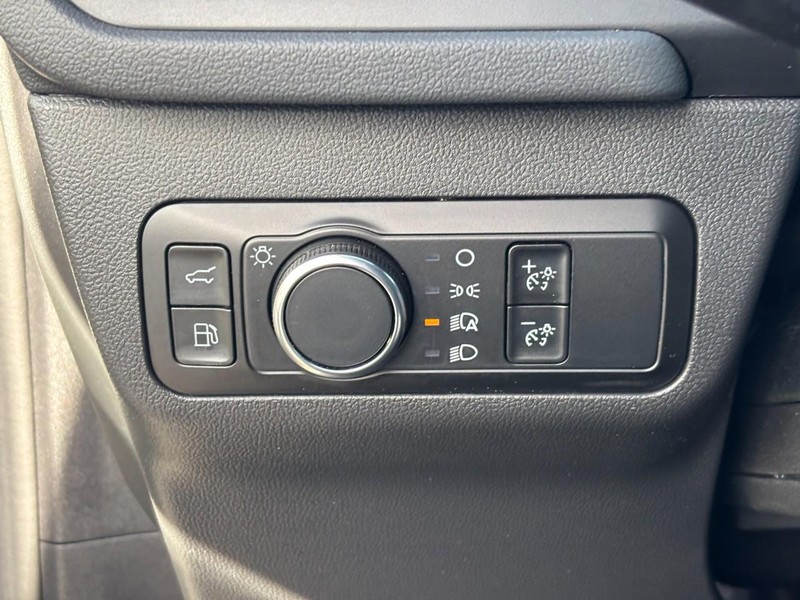 Ford Escape Vehicle Full-screen Gallery Image 18