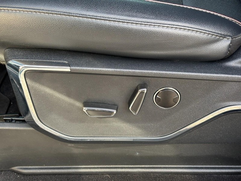 Ford F-150 Vehicle Full-screen Gallery Image 16