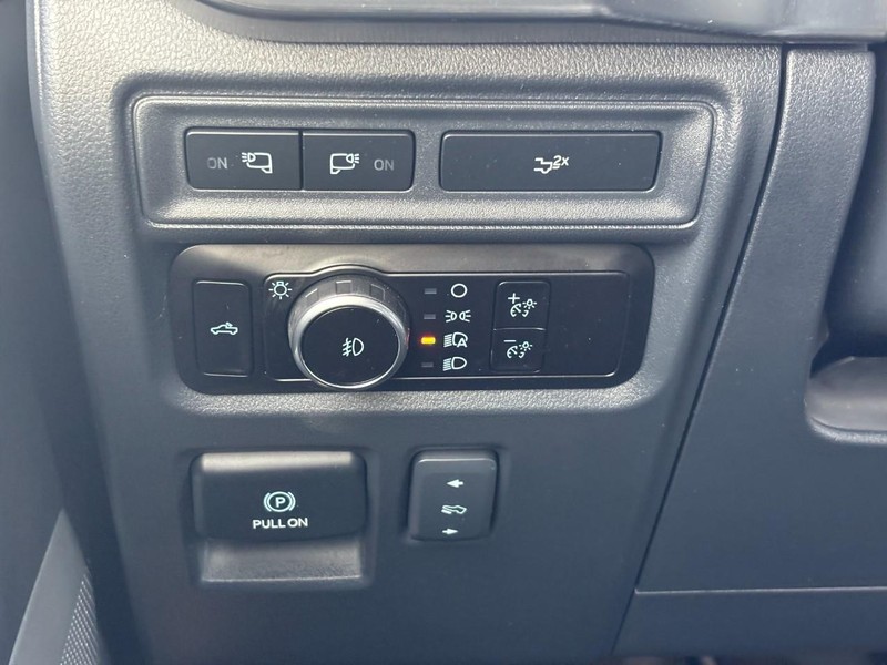 Ford F-150 Vehicle Full-screen Gallery Image 18