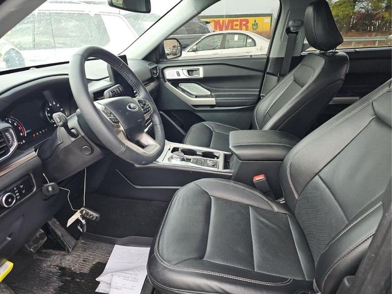 Ford Explorer Vehicle Full-screen Gallery Image 04