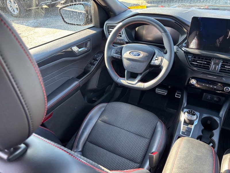 Ford Escape Vehicle Full-screen Gallery Image 13