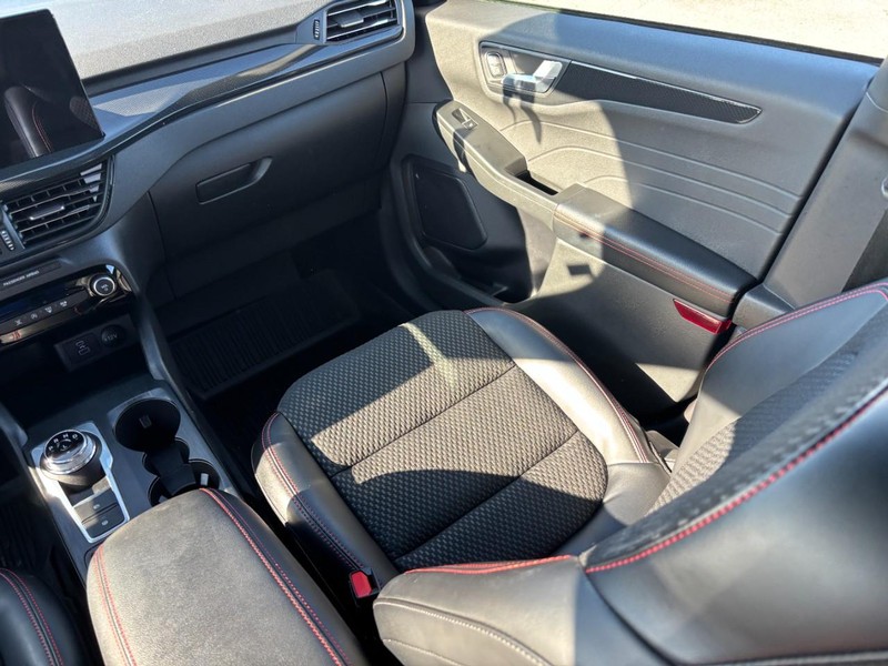 Ford Escape Vehicle Full-screen Gallery Image 15