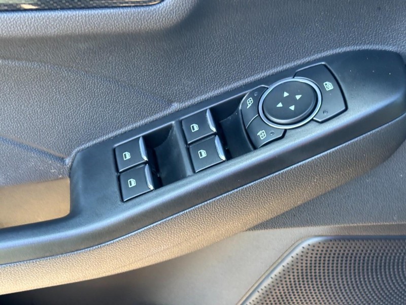 Ford Escape Vehicle Full-screen Gallery Image 17