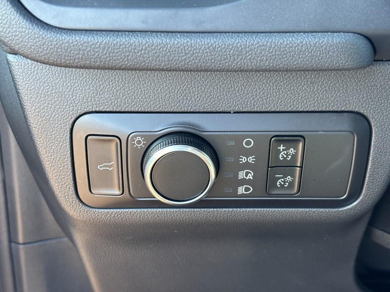 Ford Escape Vehicle Full-screen Gallery Image 18